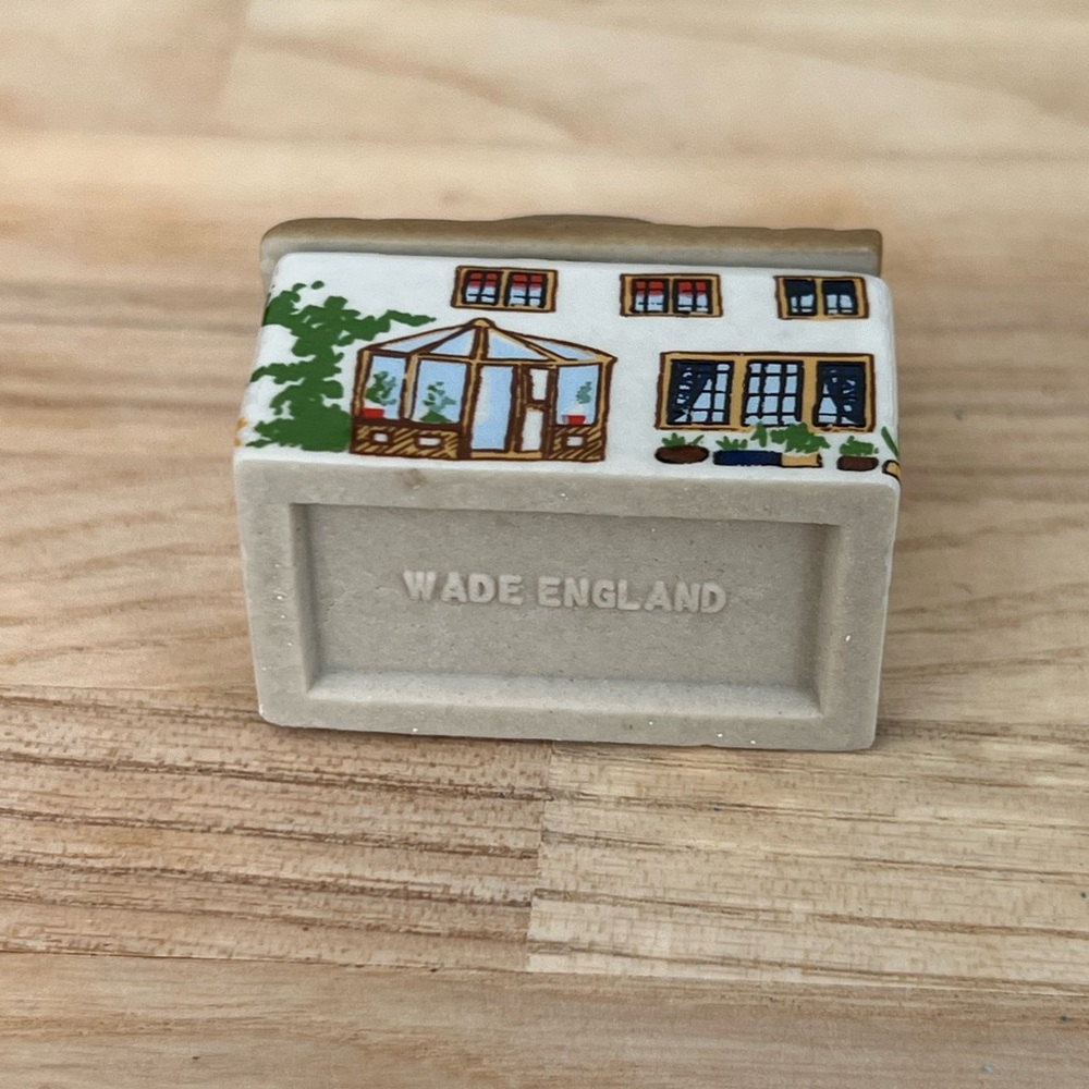 Wade Miniature Porcelain Rose Cottage Wade England Whimsey in the Vale 1993 - Picture 5 of 6